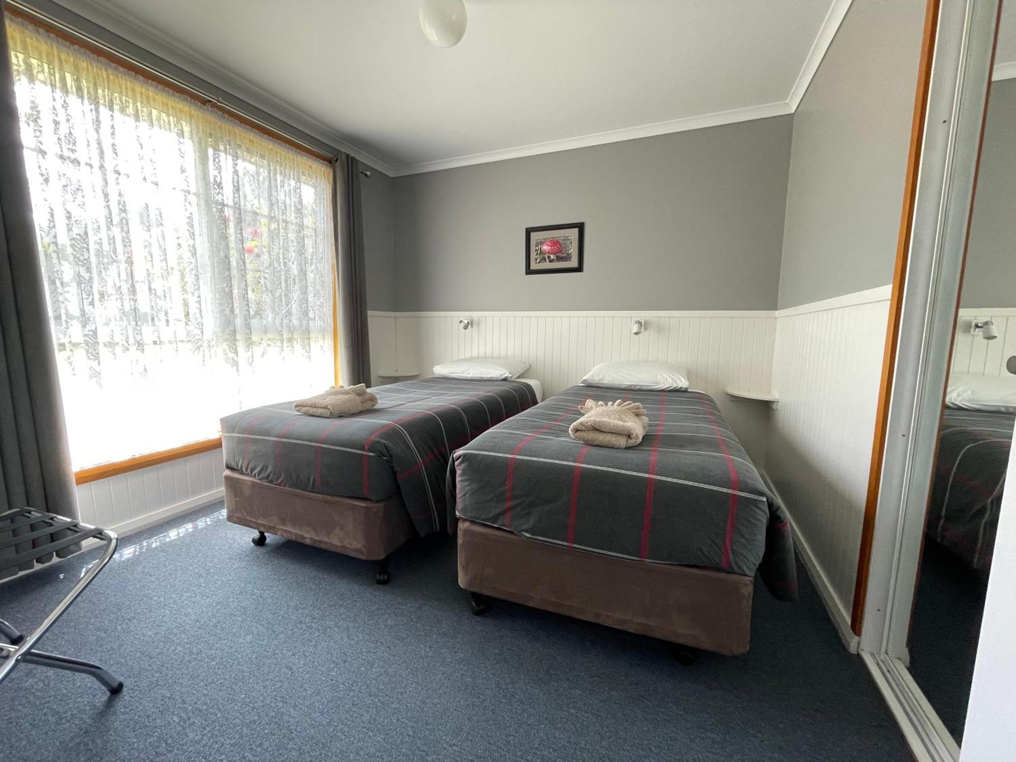 Castaway Holiday Apartments ストラーン エクステリア 写真
