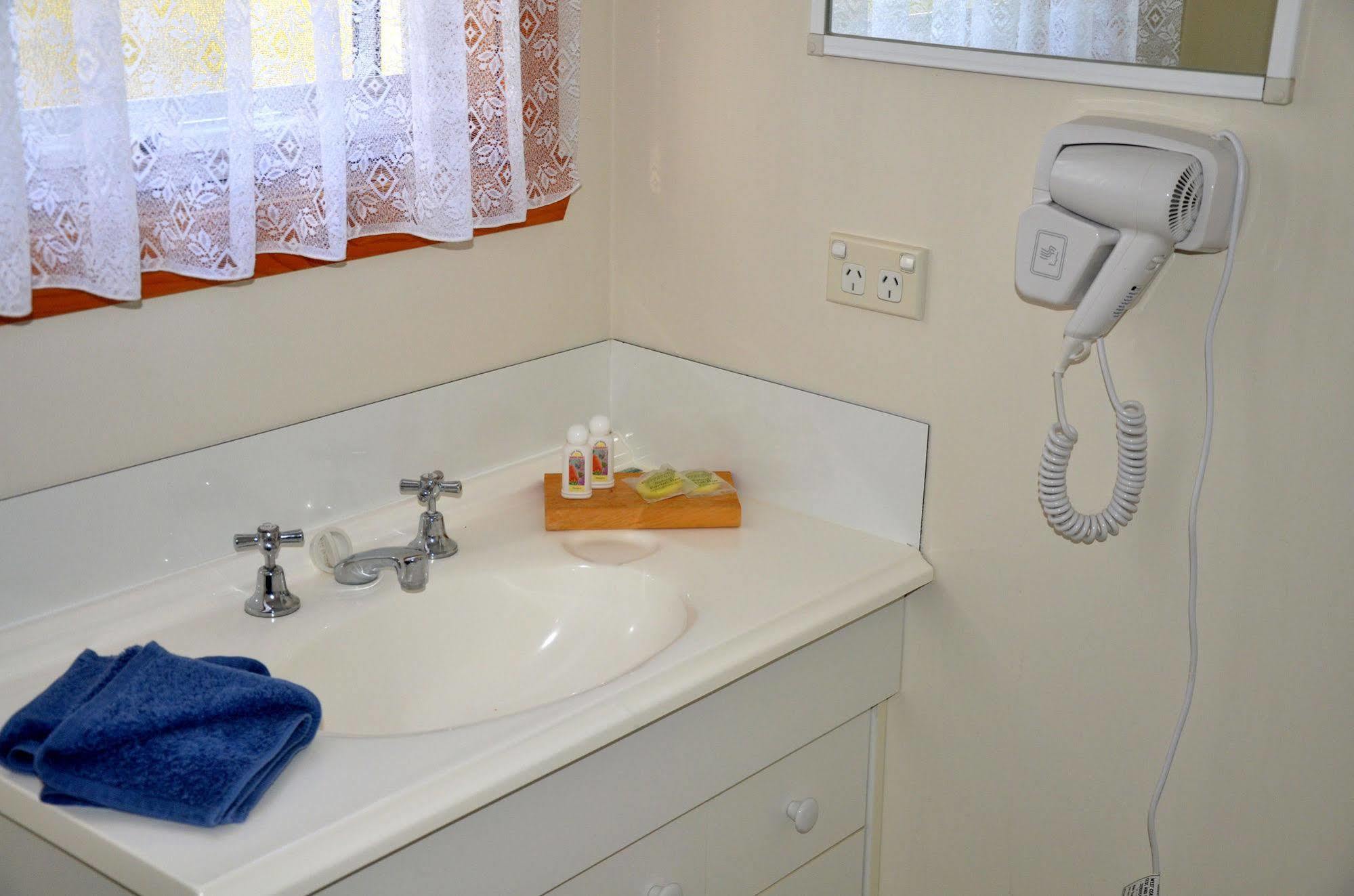 Castaway Holiday Apartments ストラーン エクステリア 写真
