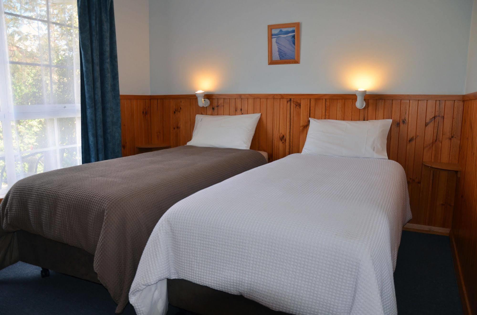 Castaway Holiday Apartments ストラーン エクステリア 写真