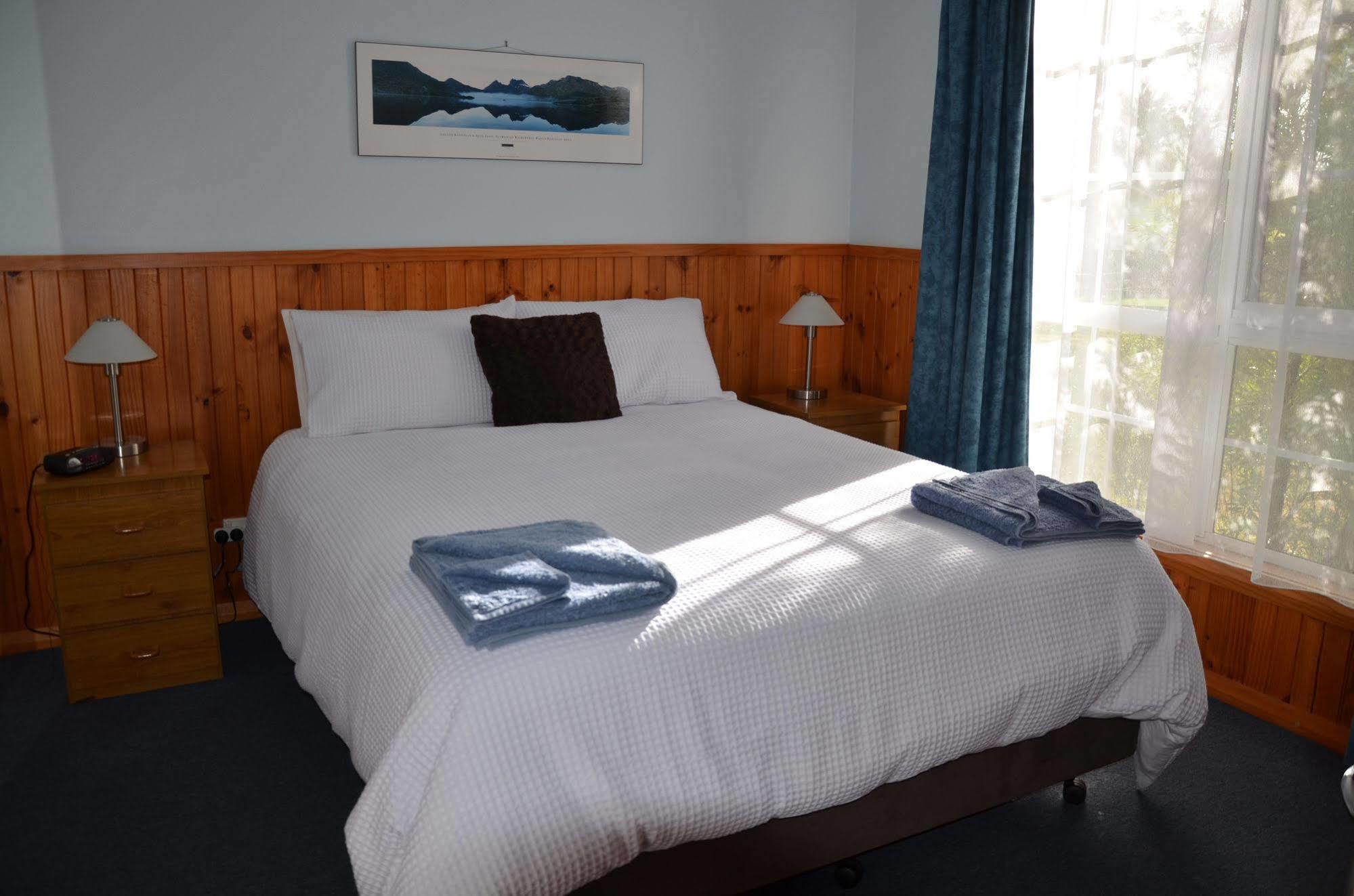 Castaway Holiday Apartments ストラーン エクステリア 写真