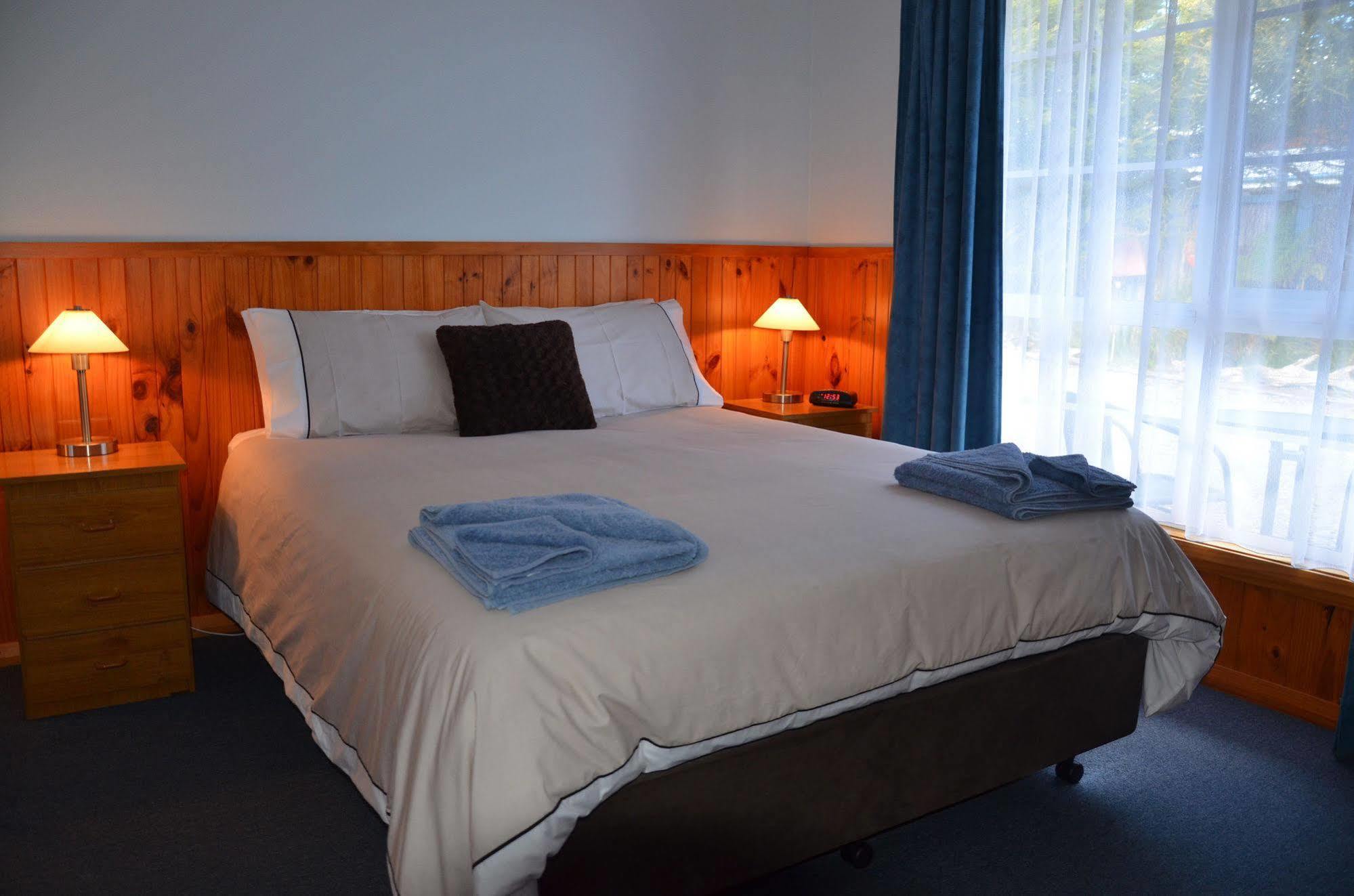 Castaway Holiday Apartments ストラーン エクステリア 写真